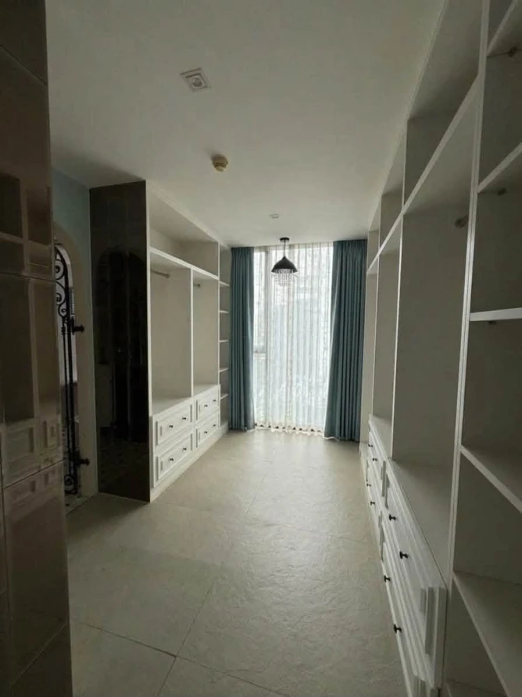 ให้เช่า The Alcove ทองหล่อ 10 เปลี่ยนประตูระเบียงและวงกบเป็นระบบกันเสียง เพื่อช่วยลดเสียงรบกวน ห้องพื้นที่กว้างมาก สนใจจองเลย