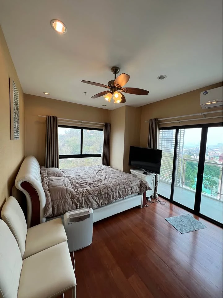 ให้เช่า The axis pattaya ห้องชั้นสูง เฟอร์พร้อม หิ้วกระเป๋ามาได้เลย