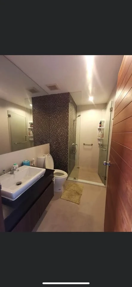 ให้เช่า The axis pattaya ห้องชั้นสูง เฟอร์พร้อม หิ้วกระเป๋ามาได้เลย