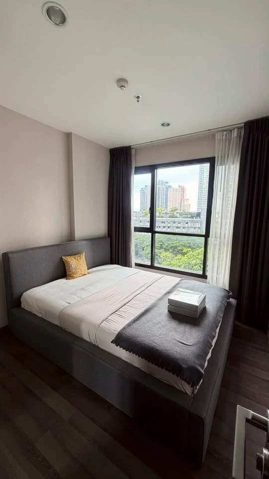 ให้เช่า The Base Park East ห้องโทนอบอุ่น แสงเข้าดี เปิดม่านห้องนอนเห็นวิวต้นไม้กับเมือง ระเบียงมองลงไปเห็นสระว่ายน้ำ ต้องจอง
