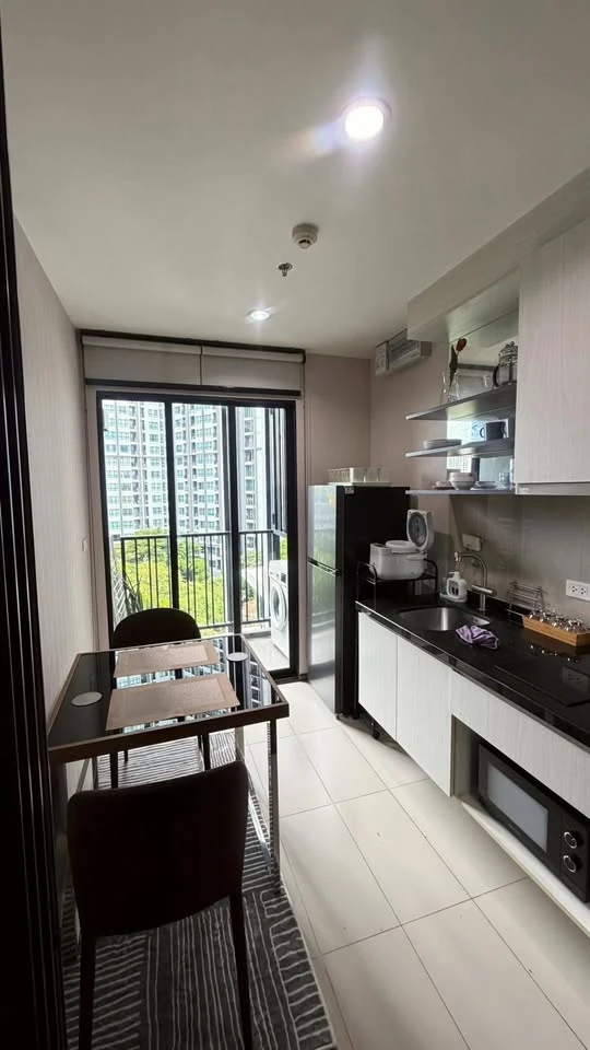 ให้เช่า The Base Park East ห้องโทนอบอุ่น แสงเข้าดี เปิดม่านห้องนอนเห็นวิวต้นไม้กับเมือง ระเบียงมองลงไปเห็นสระว่ายน้ำ ต้องจอง