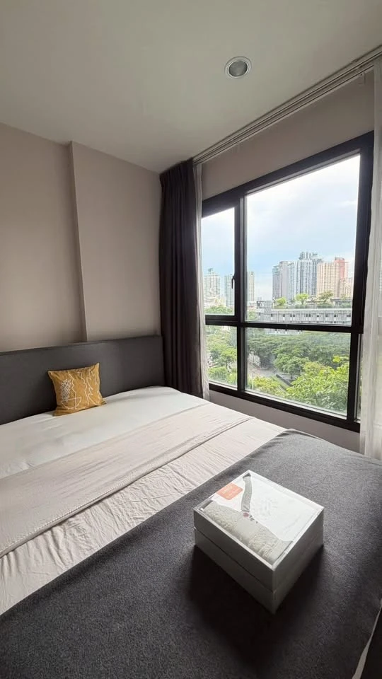 ให้เช่า The Base Park East ห้องโทนอบอุ่น แสงเข้าดี เปิดม่านห้องนอนเห็นวิวต้นไม้กับเมือง ระเบียงมองลงไปเห็นสระว่ายน้ำ ต้องจอง