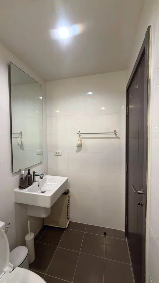 ให้เช่า The Base Park East ห้องโทนอบอุ่น แสงเข้าดี เปิดม่านห้องนอนเห็นวิวต้นไม้กับเมือง ระเบียงมองลงไปเห็นสระว่ายน้ำ ต้องจอง