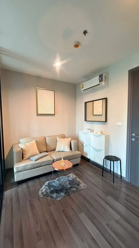 ให้เช่า The Base Park East ห้องโทนอบอุ่น แสงเข้าดี เปิดม่านห้องนอนเห็นวิวต้นไม้กับเมือง ระเบียงมองลงไปเห็นสระว่ายน้ำ ต้องจอง