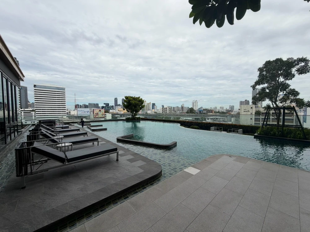 ให้เช่า The Base Phetchaburi-Thonglor ห้องใหญ่ห้องมุม เฟอร์นิเจอร์และเครื่องใช้ไฟฟ้าครบ หิ้วกระเป๋าเข้าอยู่ได้เลย