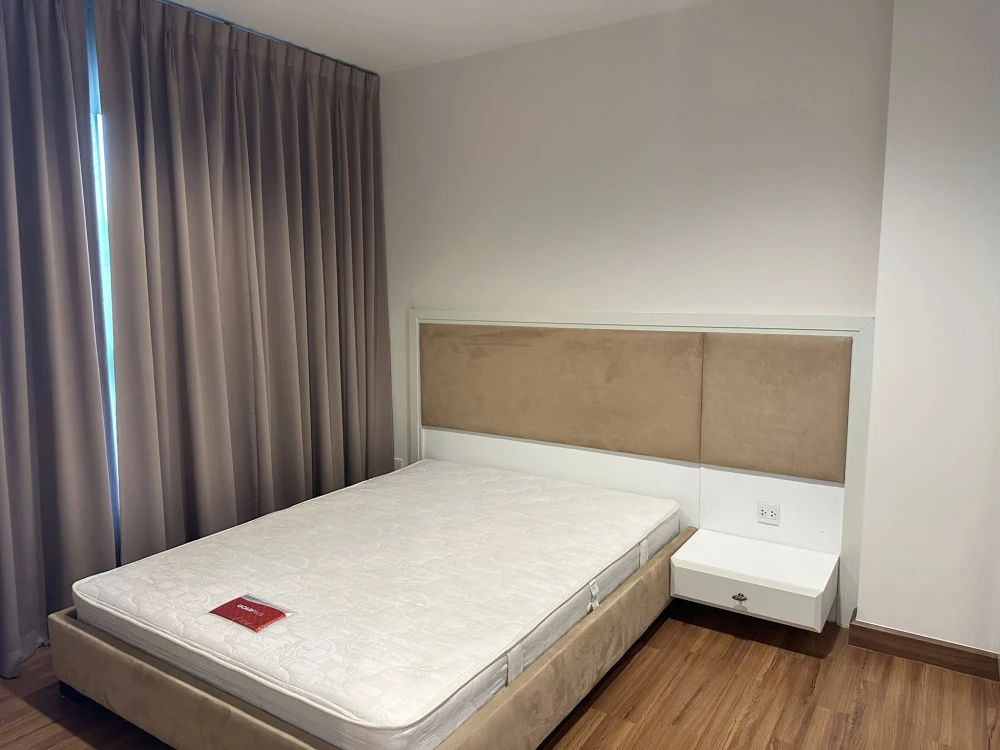 For rent: The Crest Phahonyothin 11. Large, comfortable unit with complete furniture and appliances. Ready to move in.