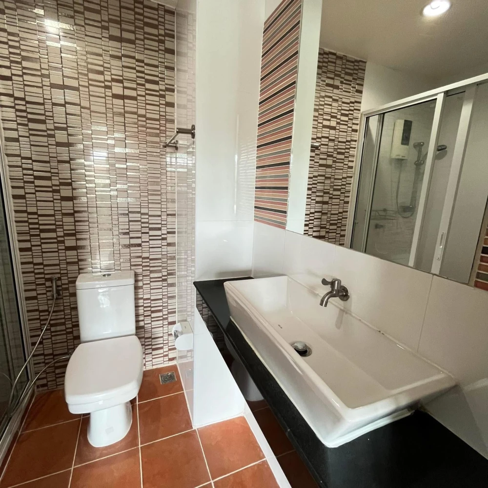 ให้เช่า The Crystal Condominium 2 ห้องน่าอยู่ ชั้น 2 เฟอร์นิเจอร์ครบครัน หิ้วกระเป๋าเข้าอยู่ได้เลยจ้า