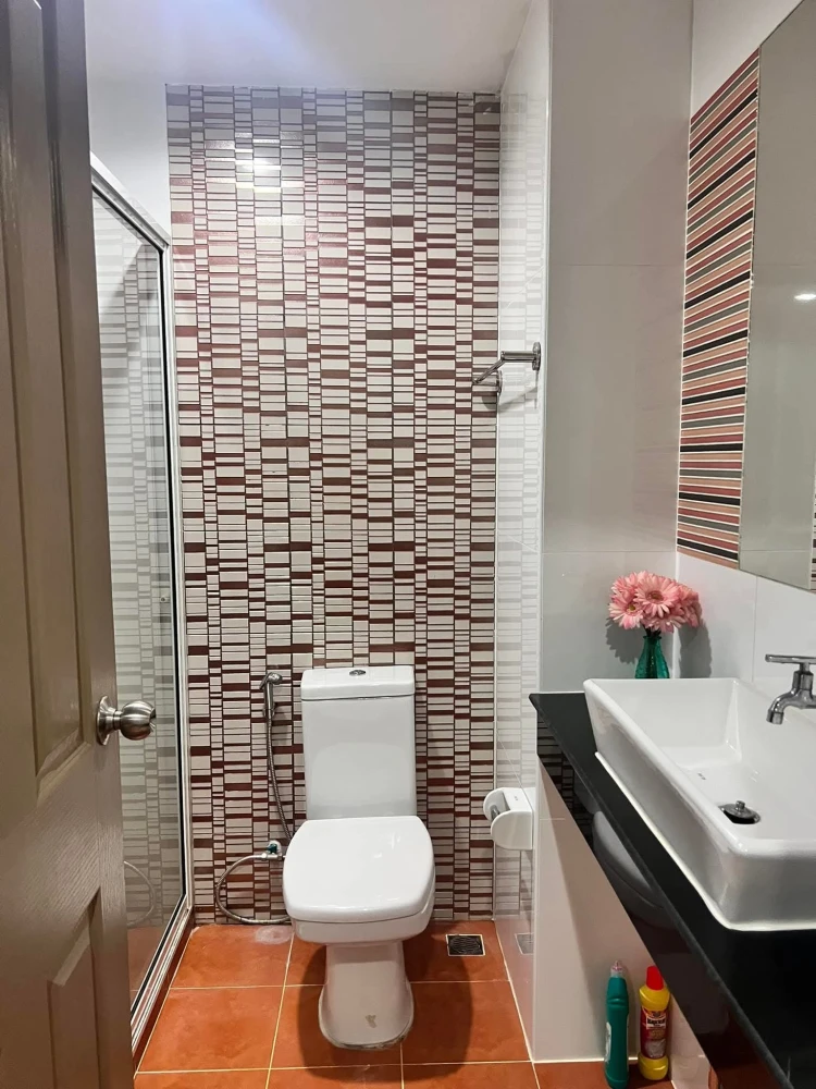 ให้เช่า  The Crystal Condominium 2 ห้องพร้อมอยู่ เฟอร์พร้อม ราคาสบายกระเป๋า จองเลยห้ามพลาด
