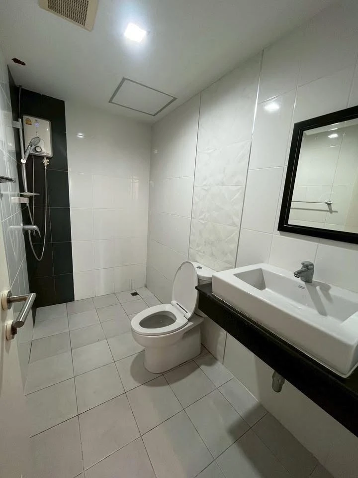 ให้เช่า The IDOL Condominium Bangsean 1 ห้องนอน 1 ห้องน้ำ ติดวอลเปเปอร์อย่างดี สิ่งอำนวยความสะดวกครบครัน จองเลย