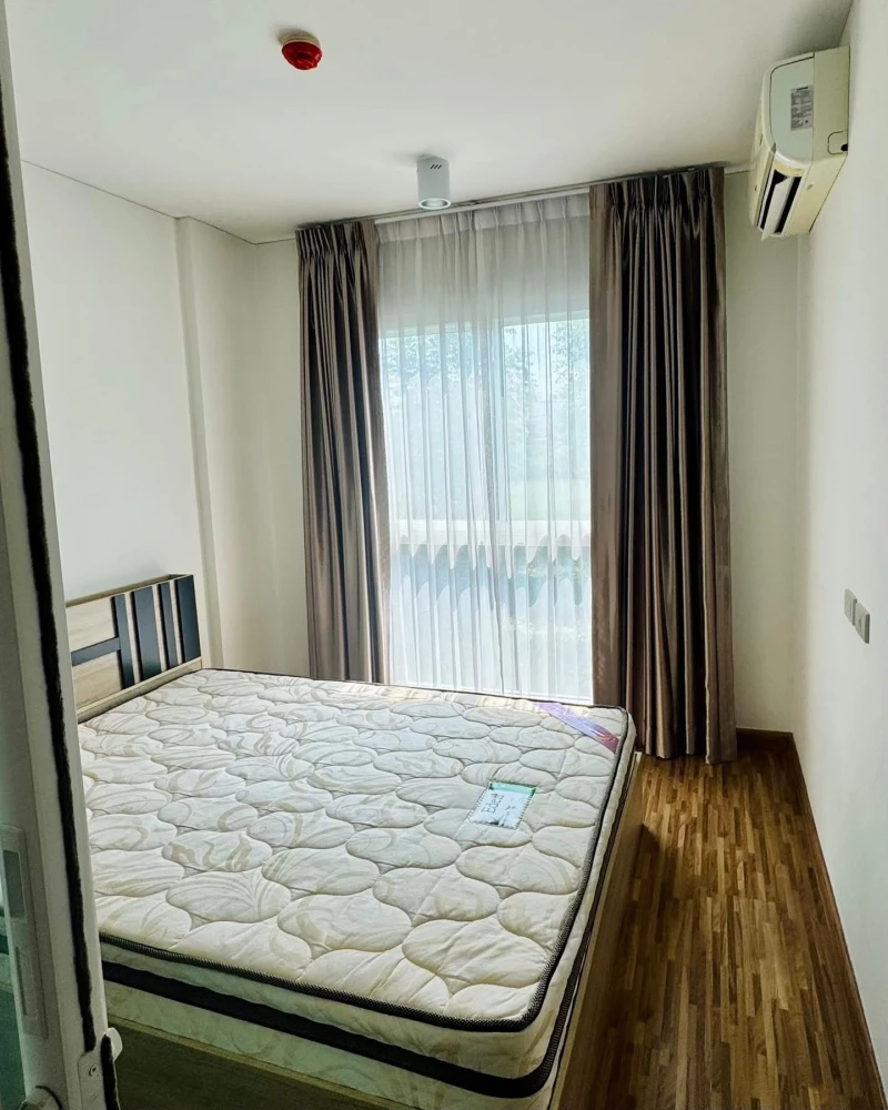 ให้เช่า The IRIS Bangya เราเตรียมเฟอร์นิเจอร์ชิ้นหลักที่จำเป็นไว้ให้ครบ ผนังติดเพื่อนบ้านแค่ฝั่งเดียว อีกฝั่งเป็นที่โล่ง เงียบสงบ เป็นส่วนตัวสุดๆ