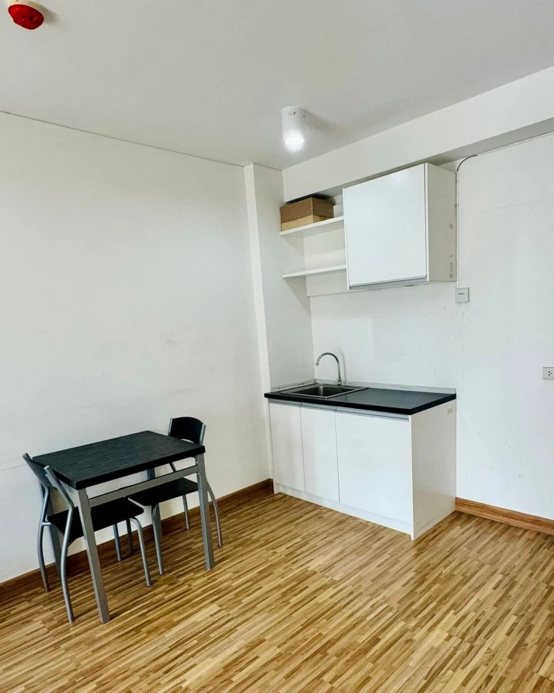 ให้เช่า The IRIS Bangya เราเตรียมเฟอร์นิเจอร์ชิ้นหลักที่จำเป็นไว้ให้ครบ ผนังติดเพื่อนบ้านแค่ฝั่งเดียว อีกฝั่งเป็นที่โล่ง เงียบสงบ เป็นส่วนตัวสุดๆ