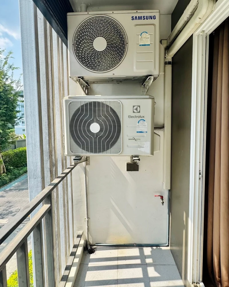 ให้เช่า The IRIS Bangya เราเตรียมเฟอร์นิเจอร์ชิ้นหลักที่จำเป็นไว้ให้ครบ ผนังติดเพื่อนบ้านแค่ฝั่งเดียว อีกฝั่งเป็นที่โล่ง เงียบสงบ เป็นส่วนตัวสุดๆ