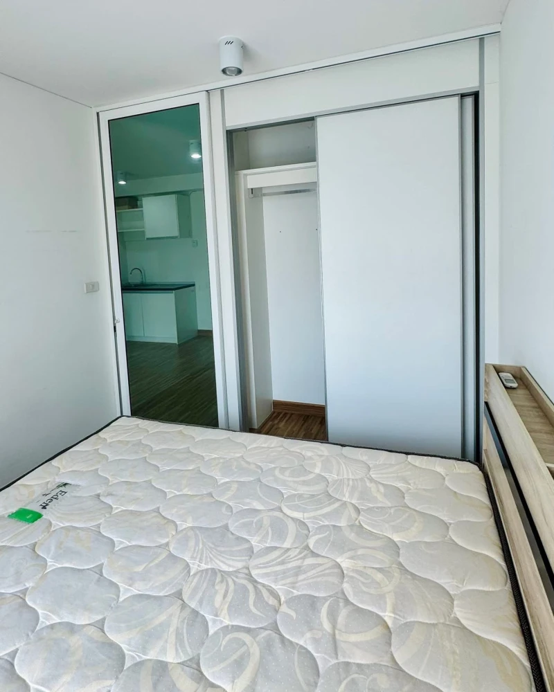 ให้เช่า The IRIS Bangya เราเตรียมเฟอร์นิเจอร์ชิ้นหลักที่จำเป็นไว้ให้ครบ ผนังติดเพื่อนบ้านแค่ฝั่งเดียว อีกฝั่งเป็นที่โล่ง เงียบสงบ เป็นส่วนตัวสุดๆ