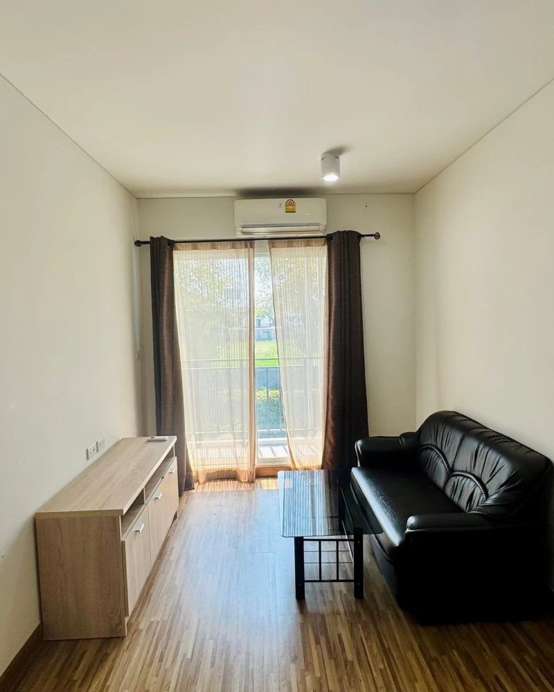 ให้เช่า The IRIS Bangya เราเตรียมเฟอร์นิเจอร์ชิ้นหลักที่จำเป็นไว้ให้ครบ ผนังติดเพื่อนบ้านแค่ฝั่งเดียว อีกฝั่งเป็นที่โล่ง เงียบสงบ เป็นส่วนตัวสุดๆ