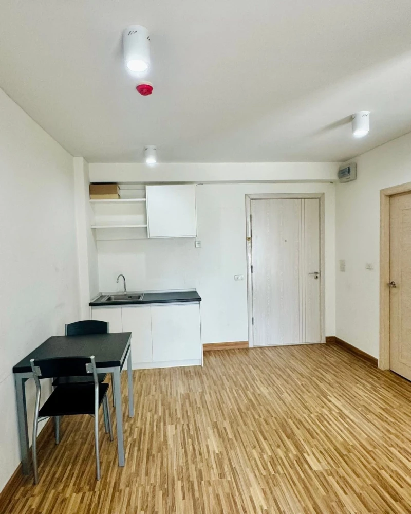 ให้เช่า The IRIS Bangya เราเตรียมเฟอร์นิเจอร์ชิ้นหลักที่จำเป็นไว้ให้ครบ ผนังติดเพื่อนบ้านแค่ฝั่งเดียว อีกฝั่งเป็นที่โล่ง เงียบสงบ เป็นส่วนตัวสุดๆ