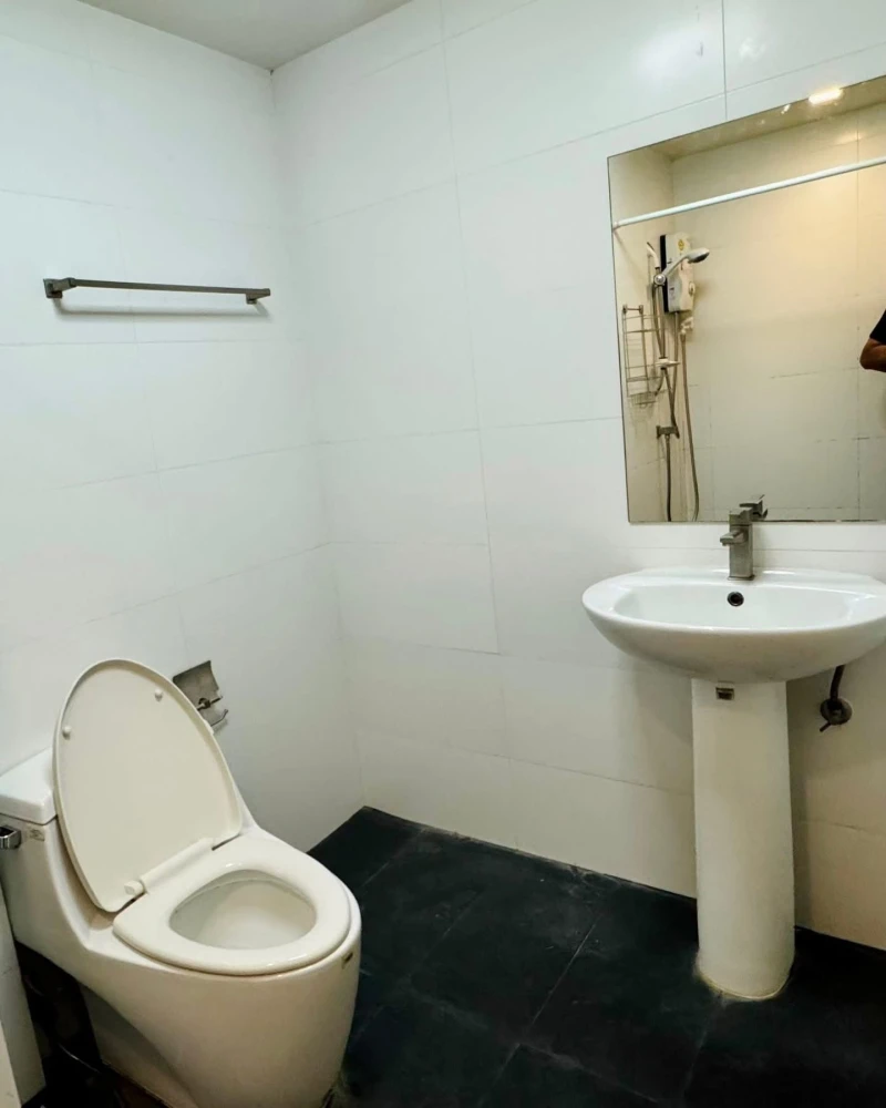 ให้เช่า The IRIS Bangya เราเตรียมเฟอร์นิเจอร์ชิ้นหลักที่จำเป็นไว้ให้ครบ ผนังติดเพื่อนบ้านแค่ฝั่งเดียว อีกฝั่งเป็นที่โล่ง เงียบสงบ เป็นส่วนตัวสุดๆ