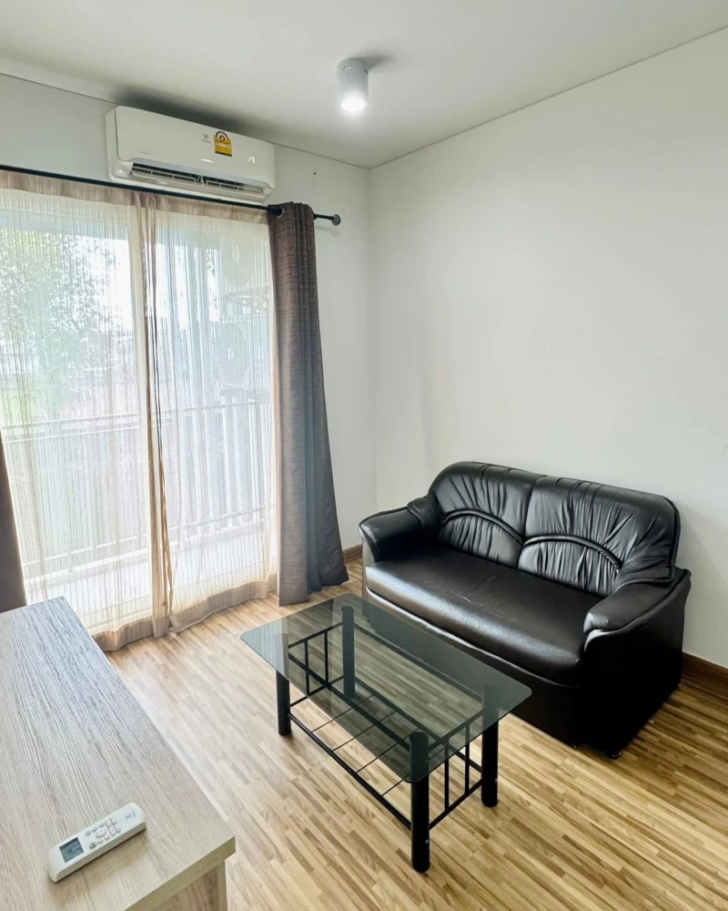 ให้เช่า The IRIS Bangya เราเตรียมเฟอร์นิเจอร์ชิ้นหลักที่จำเป็นไว้ให้ครบ ผนังติดเพื่อนบ้านแค่ฝั่งเดียว อีกฝั่งเป็นที่โล่ง เงียบสงบ เป็นส่วนตัวสุดๆ