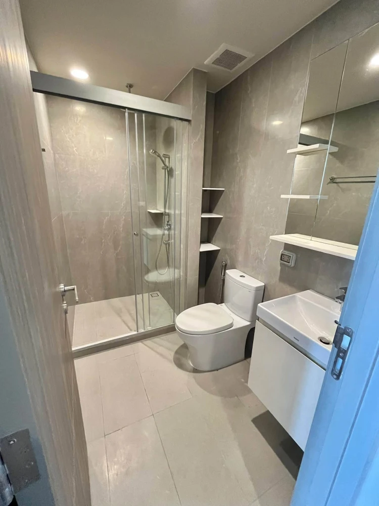 ให้เช่า The Issara Sathorn 1 ห้องนอน 1 ห้องน้ำ ตกแต่งครบครัน หิ้วกระเป๋าเข้าอยู่ได้เลยจ้า