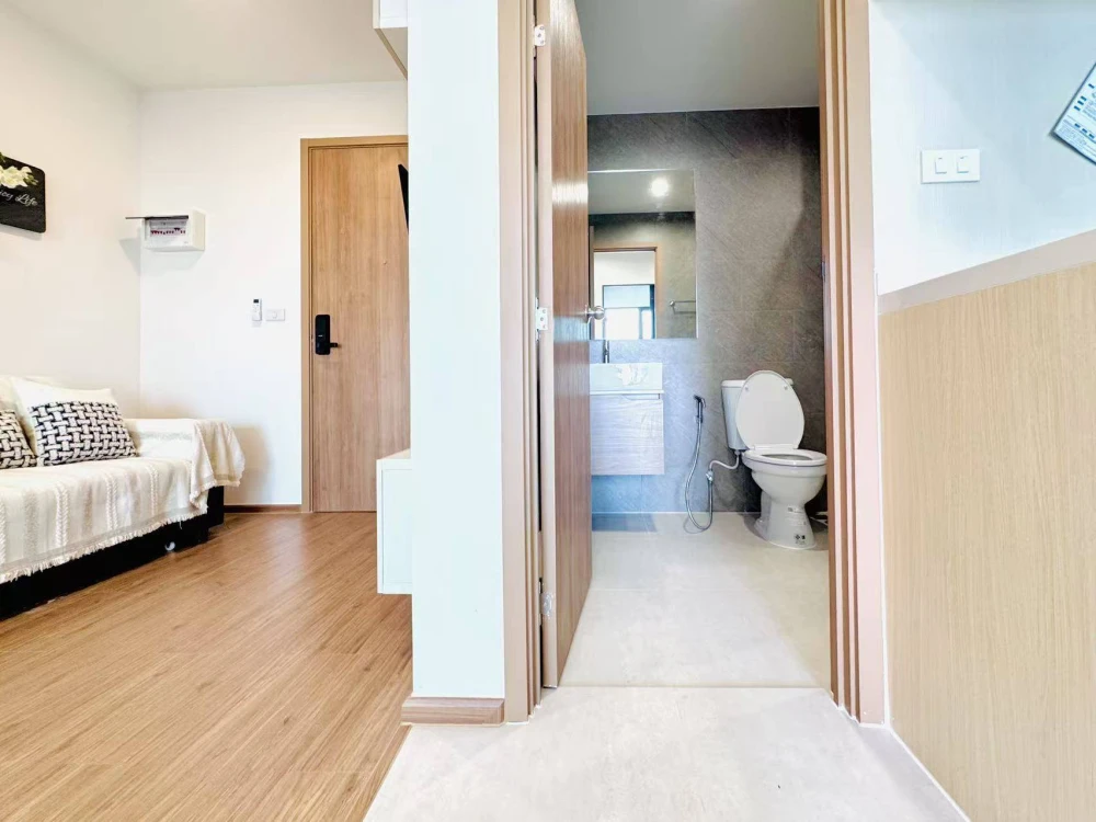 ให้เช่า The Livin Ramkhamhaeng ห้องกว้างขวาง น่าอยู่ ชั้นสูง เฟอร์พร้อม มาแต่ตัวเข้าอยู่ได้เลย!!!