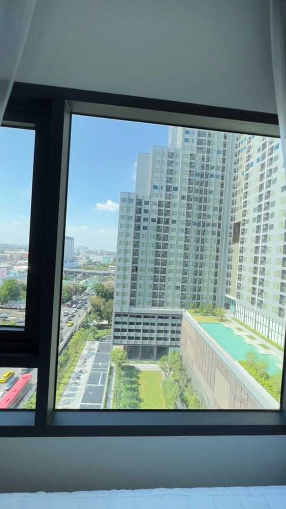 ให้เช่า The Livin Ramkhamhaeng ห้องมุม วิวสระ ห้องแต่งครบ น่าอยู่ จองเลย