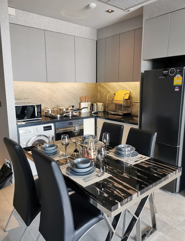 ให้เช่า The Lofts Asoke ห้องกว้างพื้นที่ใช้สอยเยอะ มาพร้อมเฟอร์ครบครัน ติดวอลเปเปอร์ลายสวย จองด่วน