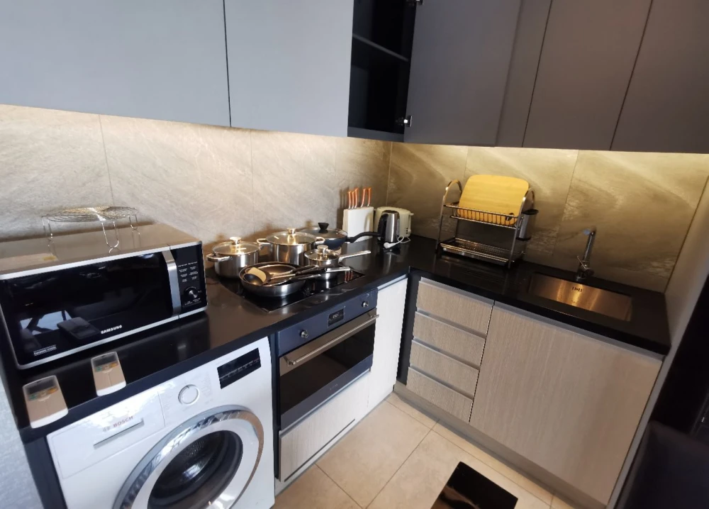 ให้เช่า The Lofts Asoke ห้องกว้างพื้นที่ใช้สอยเยอะ มาพร้อมเฟอร์ครบครัน ติดวอลเปเปอร์ลายสวย จองด่วน