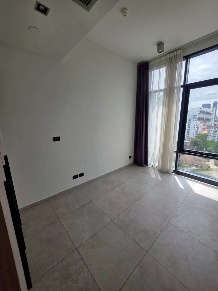ให้เช่า The Lofts Asoke ห้องกว้างพื้นที่ใช้สอยเยอะ มาพร้อมเฟอร์ครบครัน ติดวอลเปเปอร์ลายสวย จองด่วน