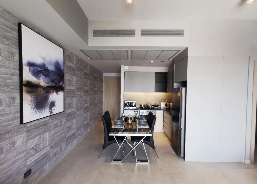 ให้เช่า The Lofts Asoke ห้องกว้างพื้นที่ใช้สอยเยอะ มาพร้อมเฟอร์ครบครัน ติดวอลเปเปอร์ลายสวย จองด่วน