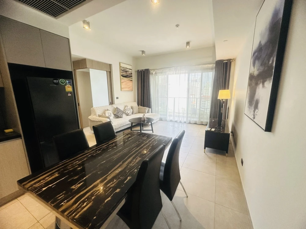 ให้เช่า The Lofts Asoke ห้องกว้างพื้นที่ใช้สอยเยอะ มาพร้อมเฟอร์ครบครัน ติดวอลเปเปอร์ลายสวย จองด่วน