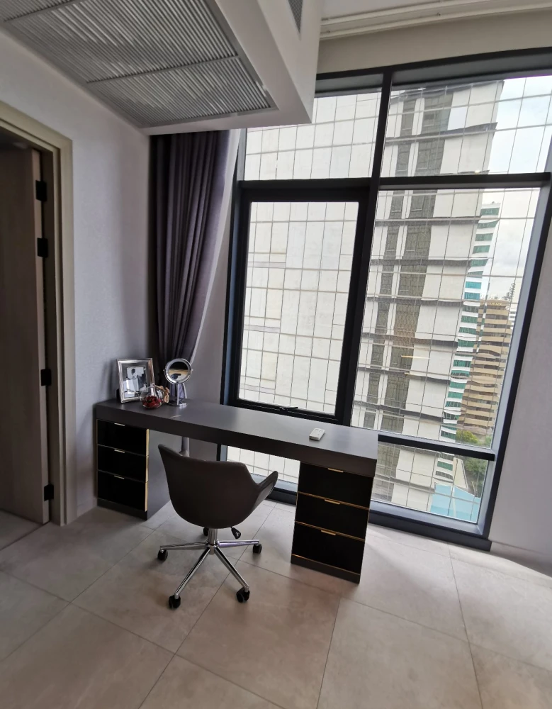 ให้เช่า The Lofts Asoke ห้องกว้างพื้นที่ใช้สอยเยอะ มาพร้อมเฟอร์ครบครัน ติดวอลเปเปอร์ลายสวย จองด่วน