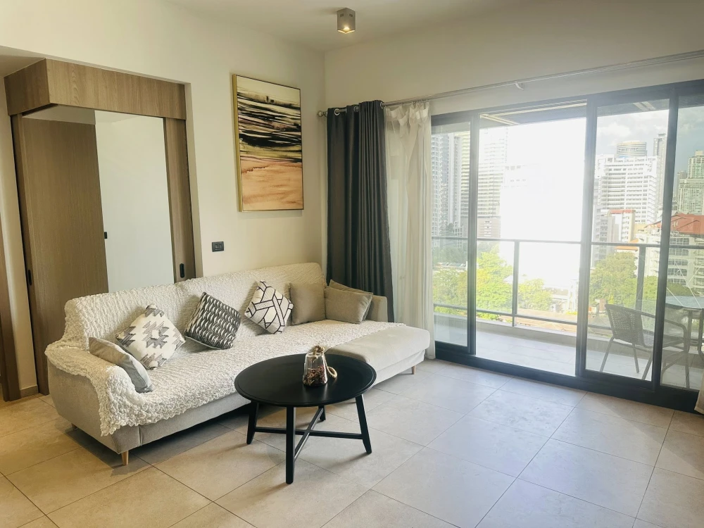 ให้เช่า The Lofts Asoke ห้องกว้างพื้นที่ใช้สอยเยอะ มาพร้อมเฟอร์ครบครัน ติดวอลเปเปอร์ลายสวย จองด่วน