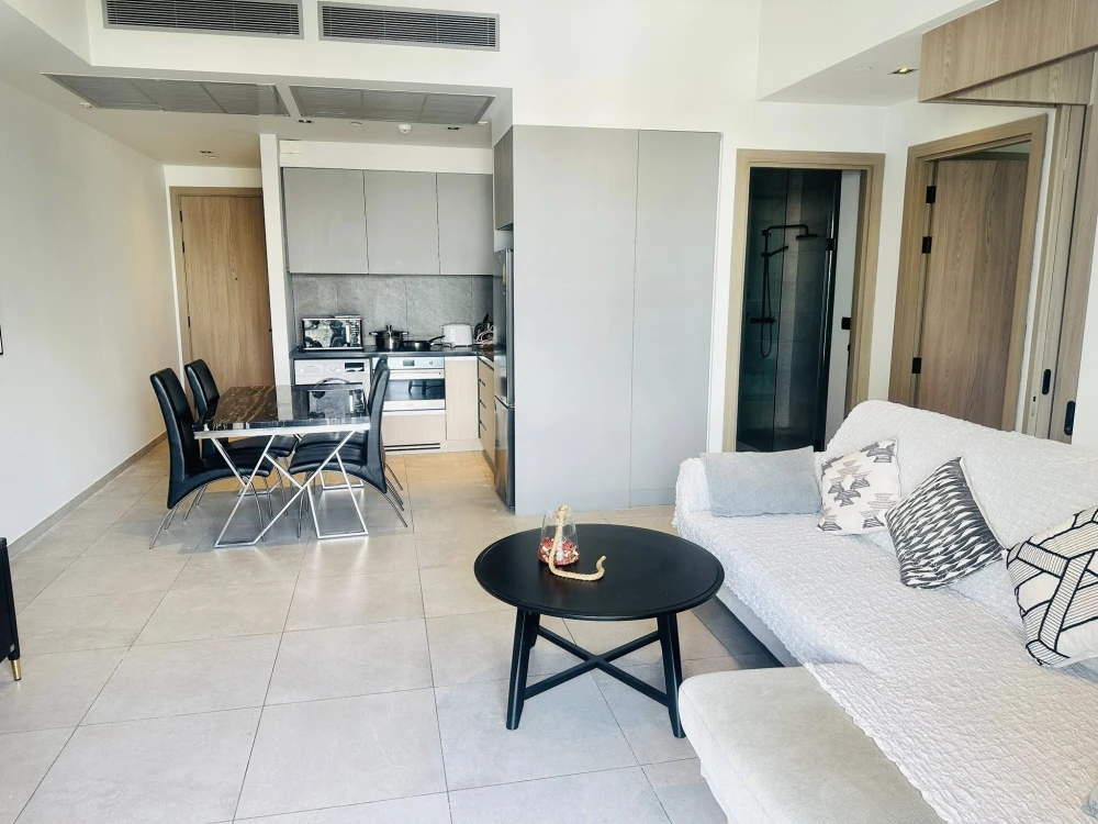 ให้เช่า The Lofts Asoke ห้องกว้างพื้นที่ใช้สอยเยอะ มาพร้อมเฟอร์ครบครัน ติดวอลเปเปอร์ลายสวย จองด่วน