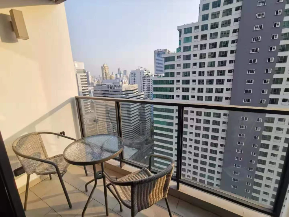 ให้เช่า The Lofts Asoke 1 ห้องนอน ติดวอลเปเปอร์อย่างดี ตกแต่งครบครัน ดีแบบนี้จะรออะไร