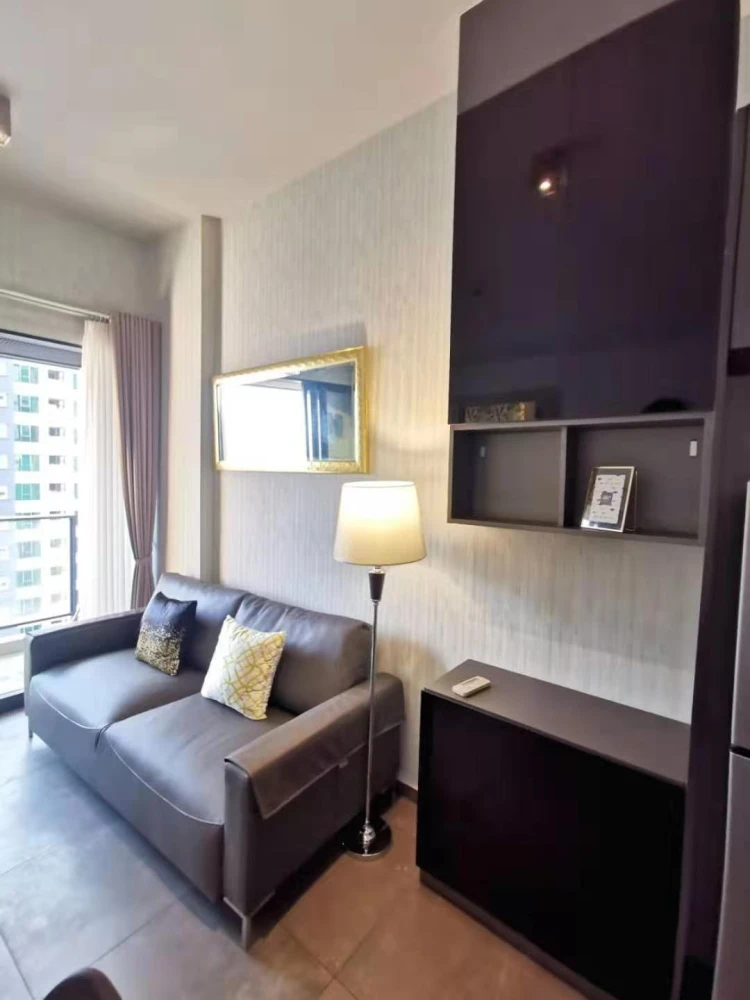 ให้เช่า The Lofts Asoke 1 ห้องนอน ติดวอลเปเปอร์อย่างดี ตกแต่งครบครัน ดีแบบนี้จะรออะไร