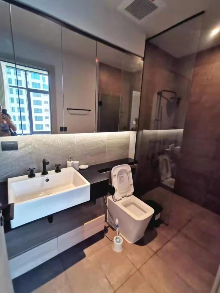 ให้เช่า The Lofts Asoke 1 ห้องนอน ติดวอลเปเปอร์อย่างดี ตกแต่งครบครัน ดีแบบนี้จะรออะไร