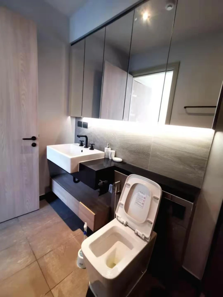 ให้เช่า The Lofts Asoke 1 ห้องนอน ติดวอลเปเปอร์อย่างดี ตกแต่งครบครัน ดีแบบนี้จะรออะไร