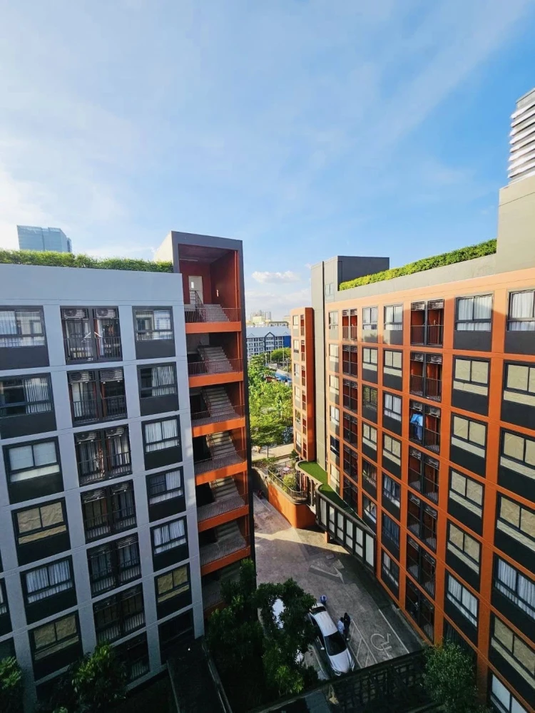 ให้เช่า The MUVE Bangna 2 ห้องนอน พื้นที่ใช้สอยเยอะ เฟอร์นิเจอร์ครบครัน มองเห็นวิวสระว่ายน้ำ รีบจองเลย