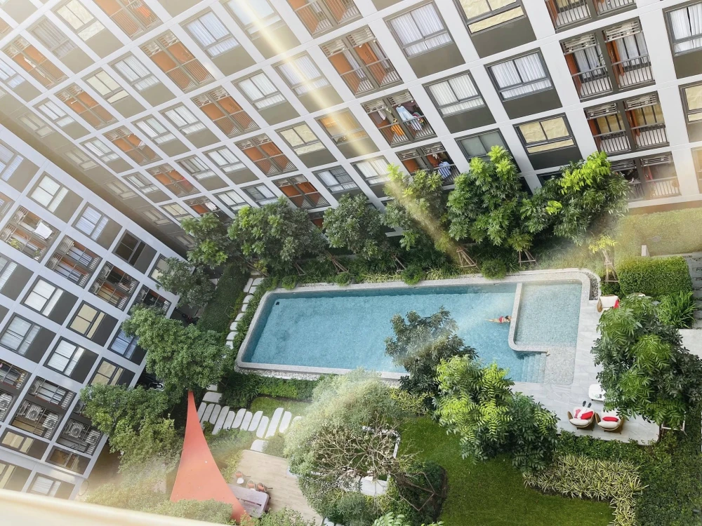 ให้เช่า The MUVE Bangna 2 ห้องนอน พื้นที่ใช้สอยเยอะ เฟอร์นิเจอร์ครบครัน มองเห็นวิวสระว่ายน้ำ รีบจองเลย