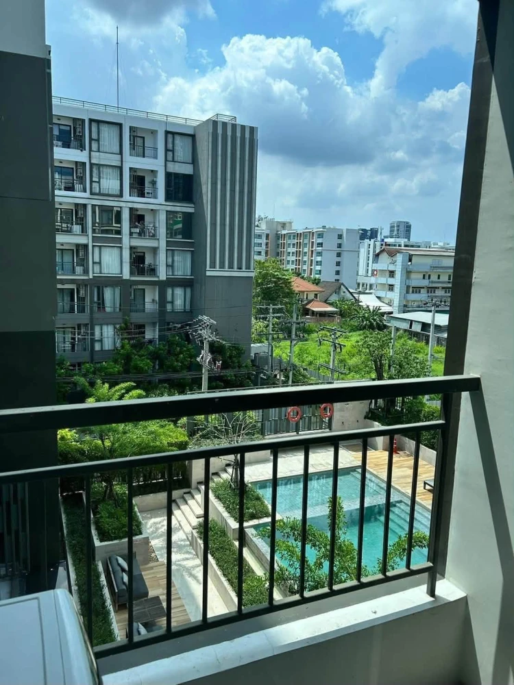 ให้เช่า  The Nest Sukhumvit 64 Phase 2 แบบ Premium 1 Bedroom วิวสระว่ายน้ำจากห้องนอนและระเบียง ต้องจอง