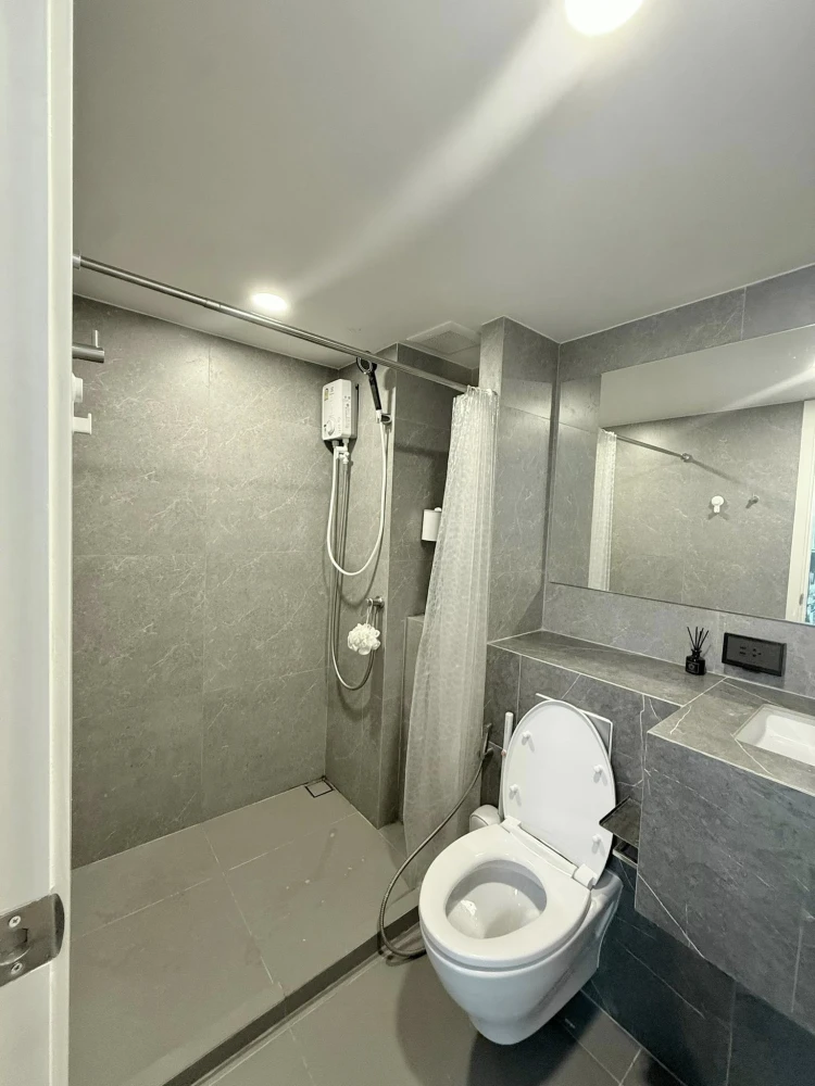 ให้เช่า The Origin Plug & Play Ramintra ห้องแต่งสวยคุมโทนสไตล์มินิมอล เพดานสูงโปร่งโล่ง จองเลย