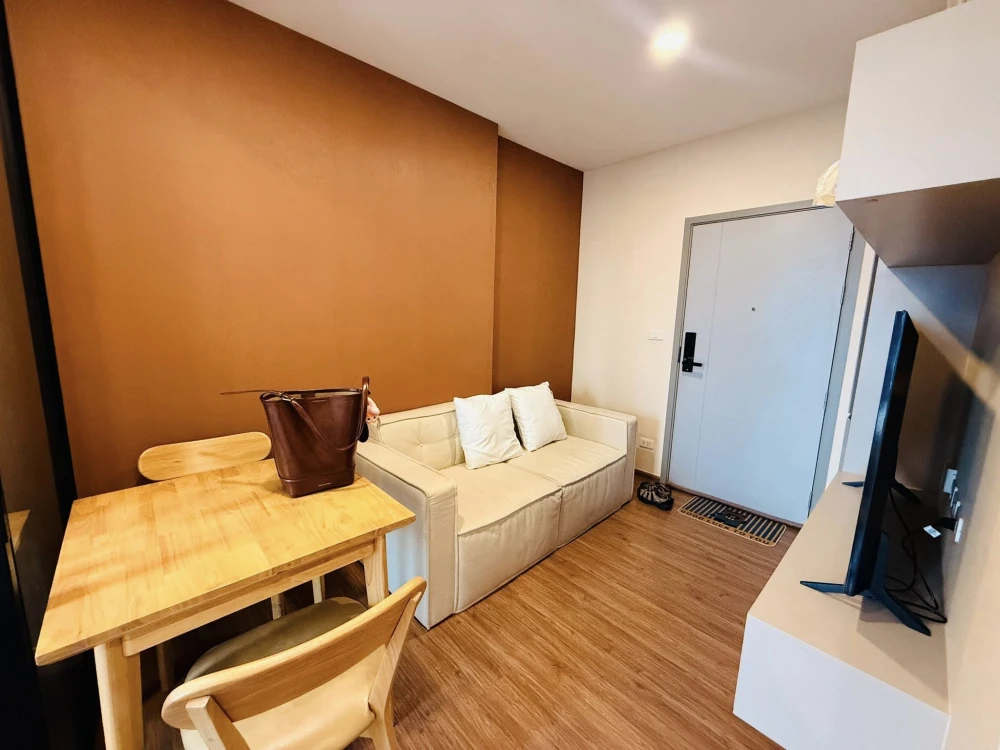 ให้เช่า THE ORIGIN Ram 209 Interchange ห้องน่าอยู่ ติดวอลเปเปอร์อย่างดี เฟอร์ครบครัน หิ้วกระเป๋าเข้าอยู่ได้เลยจ้า