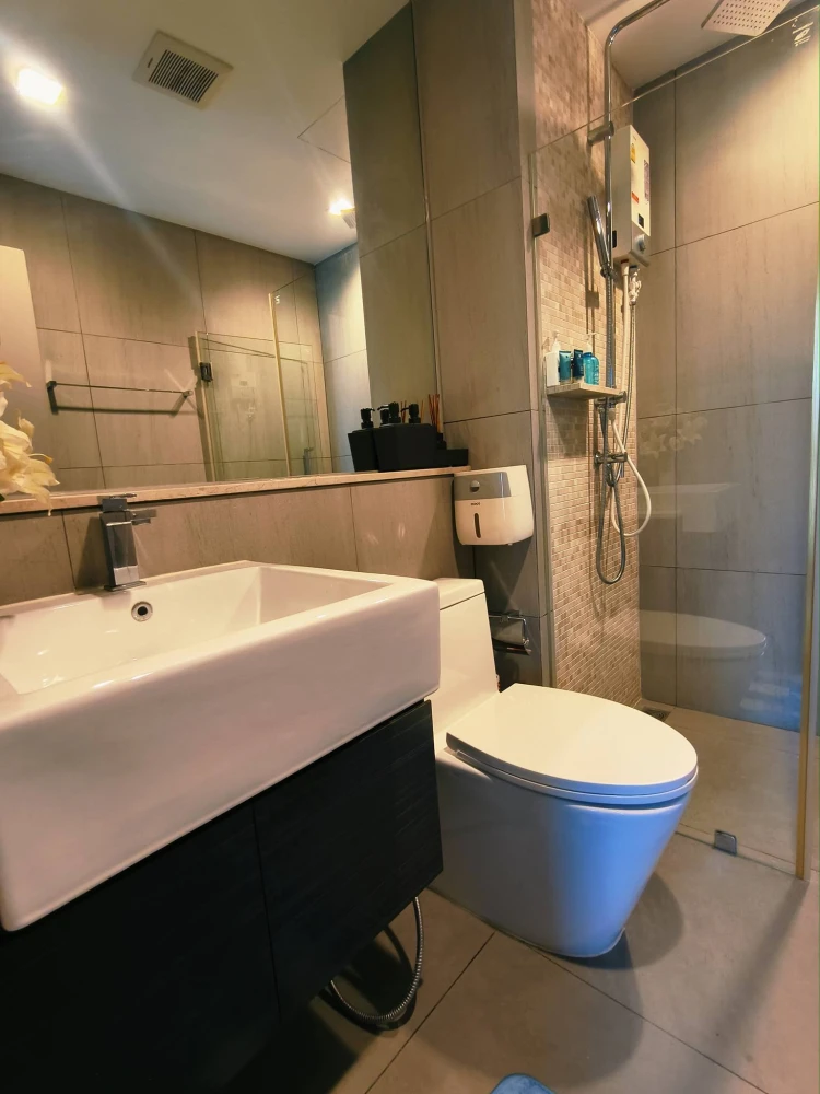 ให้เช่า The Politan Rive ห้องอยู่ชั้นสูงมากๆ รับลมดีสุดๆ ตกแต่งอย่างดี พร้อมเข้าอยู่แล้วจ้า