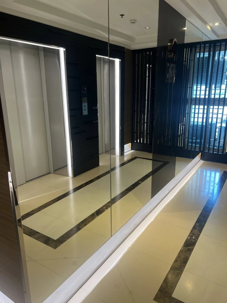 ให้เช่า The private residence rajdamri ห้องสวย พร้อมเข้าอยู่ บนชั้น 6 ด้วยระเบียงกว้างใหญ่ ตบแต่งด้วยกระจกรายล้อม ดูไม่อึดอัด