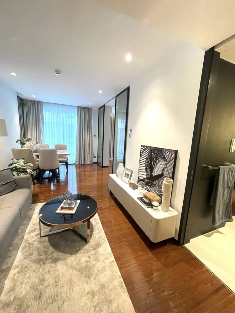 ให้เช่า The private residence rajdamri ห้องสวย พร้อมเข้าอยู่ บนชั้น 6 ด้วยระเบียงกว้างใหญ่ ตบแต่งด้วยกระจกรายล้อม ดูไม่อึดอัด