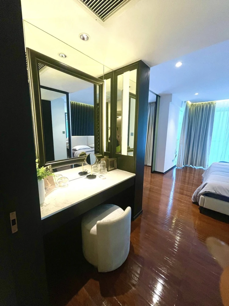 ให้เช่า The private residence rajdamri ห้องสวย พร้อมเข้าอยู่ บนชั้น 6 ด้วยระเบียงกว้างใหญ่ ตบแต่งด้วยกระจกรายล้อม ดูไม่อึดอัด