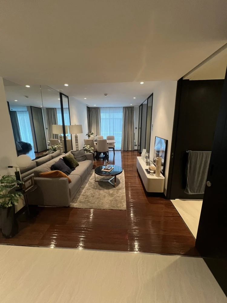 ให้เช่า The private residence rajdamri ห้องสวย พร้อมเข้าอยู่ บนชั้น 6 ด้วยระเบียงกว้างใหญ่ ตบแต่งด้วยกระจกรายล้อม ดูไม่อึดอัด