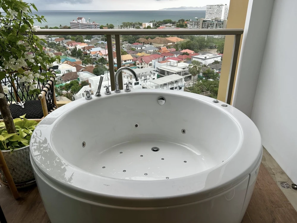 ให้เช่า The Riviera Ocean Drive ห้องกว้างพื้นที่ใช้สอยเยอะ มาพร้อมอ่างกุซซี่ส่วนตัวบนระเบียง ทำเลดี จองเลย