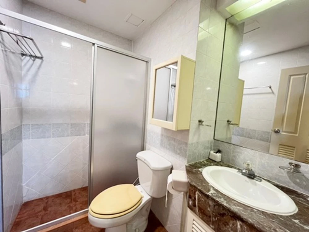 ให้เช่า The Royal Place 2 ห้องกว้าง แต่งครบ พร้อมอยู่ สนใจรีบจองเลย อย่ารอช้า