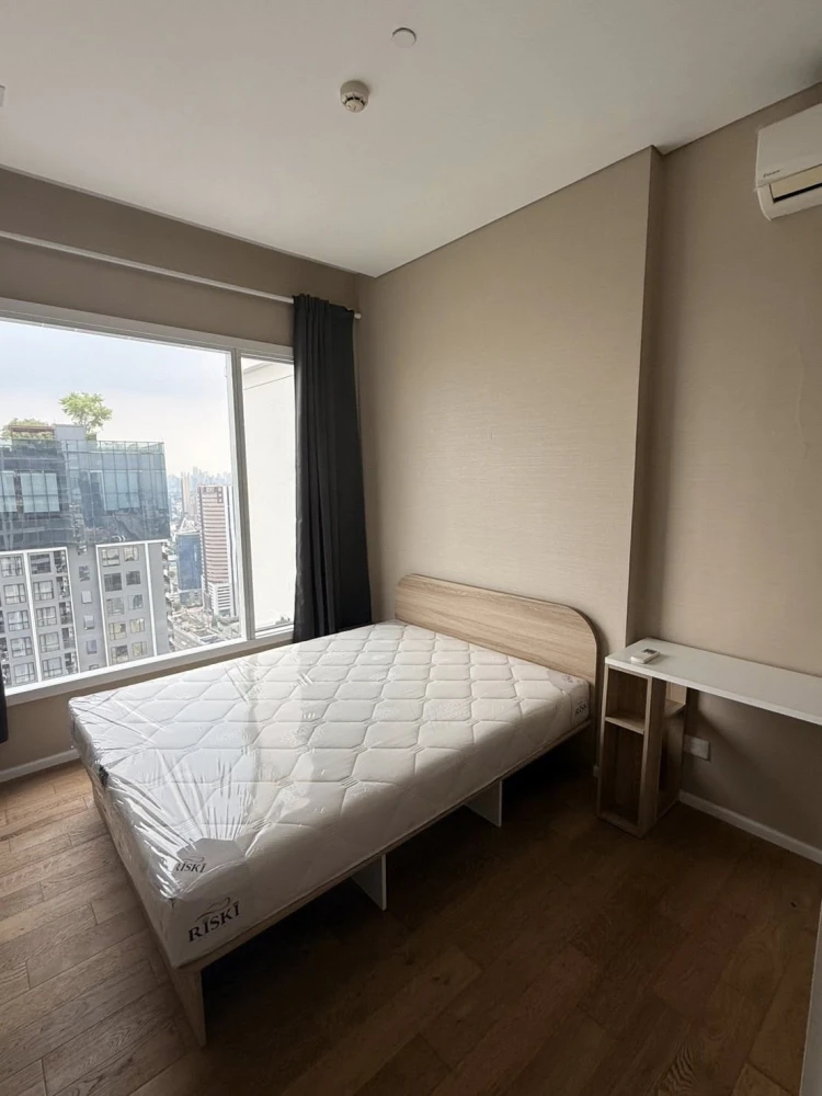 For rent: The Saint Residences, 35th floor, city view towards Vibhavadi Road, excellent ventilation all year round, the room stays cool. Don't miss ou