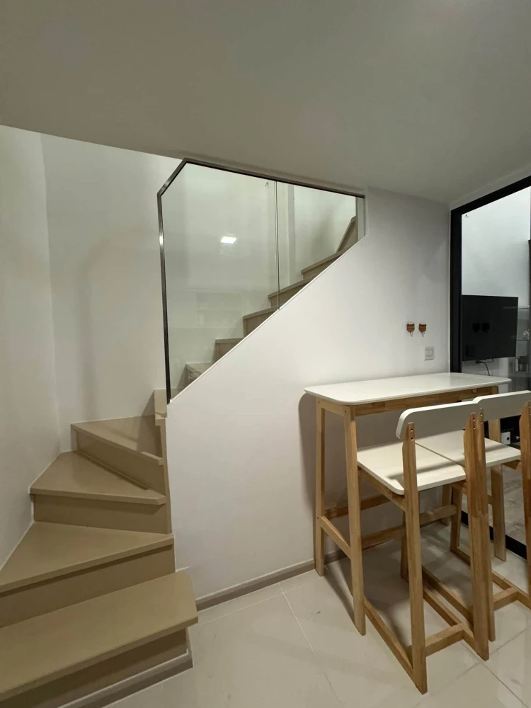 ให้เช่า The Tree Pattanakarn - Ekkamai ห้องสไตล์ Duplex / Loft 2 ชั้น เพดานสูง Double Volume โปร่งโล่ง แต่งครบพร้อมเข้าอยู่